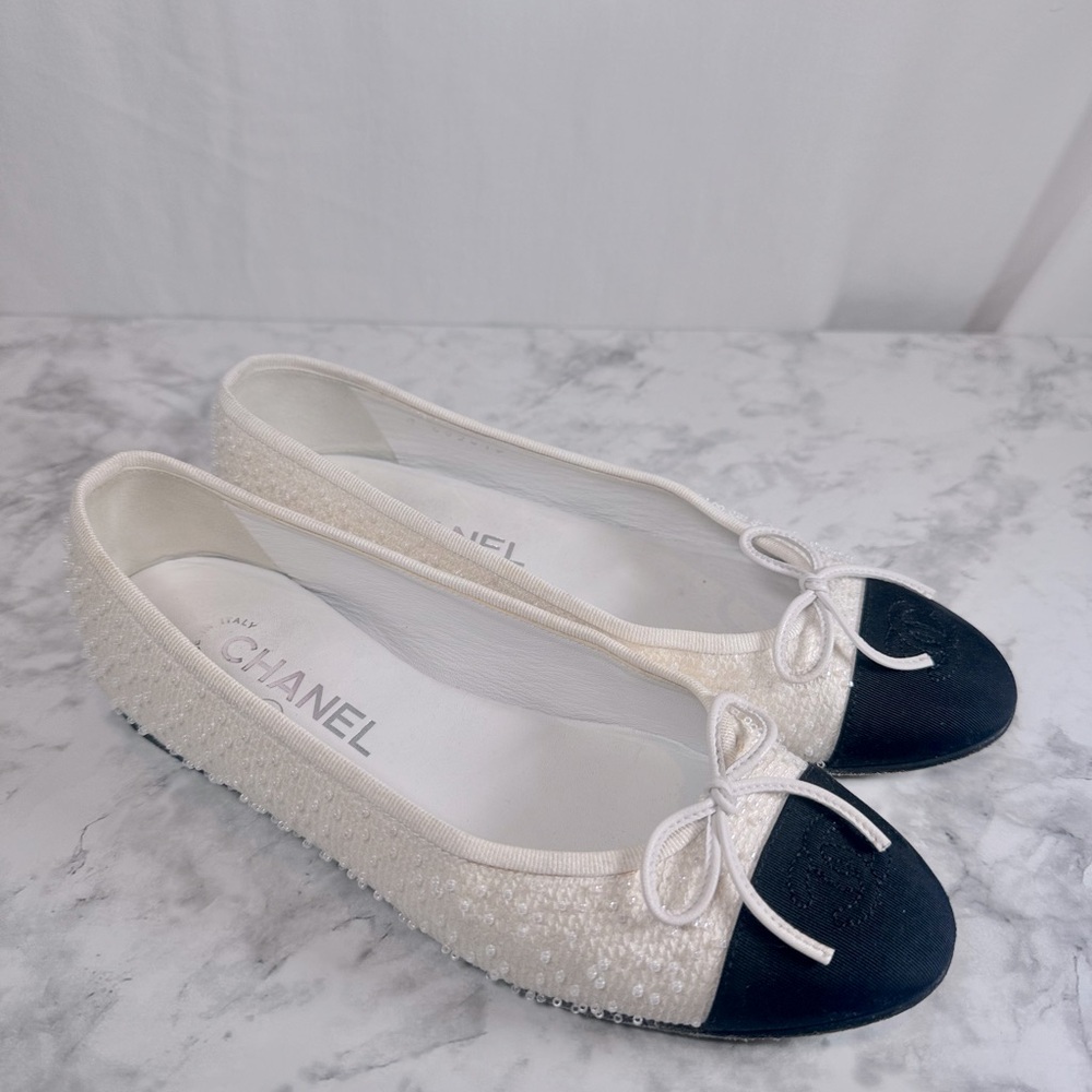 Authentic Chanel ballet flats. Original receipt, dust bags, Chanel box, and bag. - Picture 1 of 9